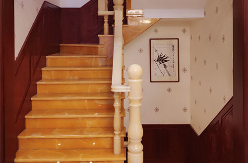 上街中式别墅室内汉白玉石楼梯的定制安装装饰效果